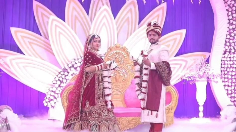 വിവാഹ വേദിയിൽ പണം ചോദിച്ച് വരൻ്റെ വീട്ടുകാർ; മാല ഊരി വലിച്ചെറിഞ്ഞ് വധു