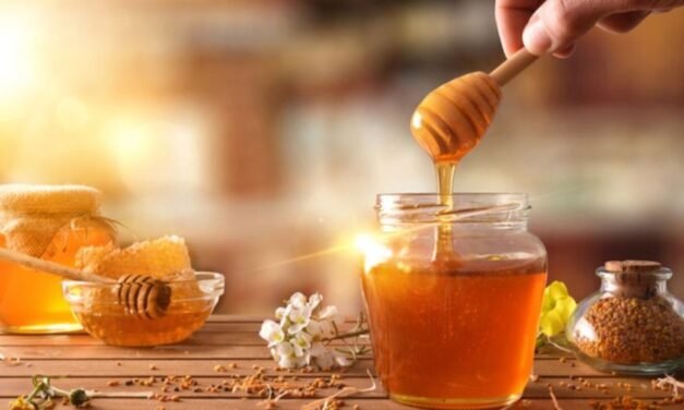 മുഖത്ത് തേൻ പുരട്ടിയാൽ എന്ത് സംഭവിക്കും? അറിയേണ്ടവർ ഇവിടെ കമോൺ