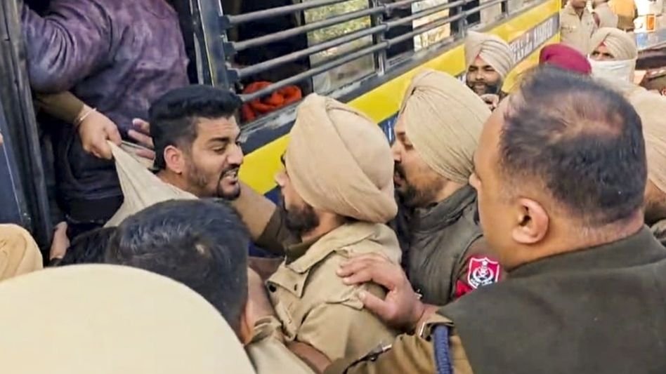 പഞ്ചാബിൽ പ്രതിഷേധക്കാർ പോലീസുകാരനെ പെട്രോൾ ഒഴിച്ച് തീകൊളുത്തി; 10 പേർക്കെതിരെ കേസ്