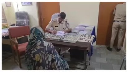 വിവാഹ നിശ്ചയത്തിന് ദിവസങ്ങൾ മാത്രം ബാക്കി, മകളുടെ പ്രതിശ്രുത വരന്റെ അമ്മയോടൊപ്പം ഒളിച്ചോടി 50 കാരൻ