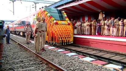 മലയാളികൾക്ക് സന്തോഷവാർത്ത; കേരളത്തിന് മൂന്നാം വന്ദേഭാരത്: പ്രധാനമന്ത്രി നരേന്ദ്രമോദി ഫ്ലാ​ഗ് ഓഫ് ചെയ്തു