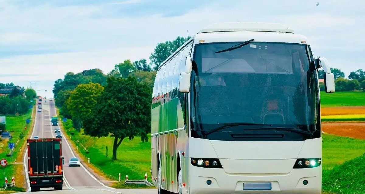 ടൂറിസ്റ്റ് ബസുകള്‍ റൂട്ട് ബസാകുന്നു, ഓരോ യാത്രക്കാരനും ടിക്കറ്റും നല്‍കുന്നുണ്ട്; അടിമുടി നിയമലംഘനമെന്ന് MVD