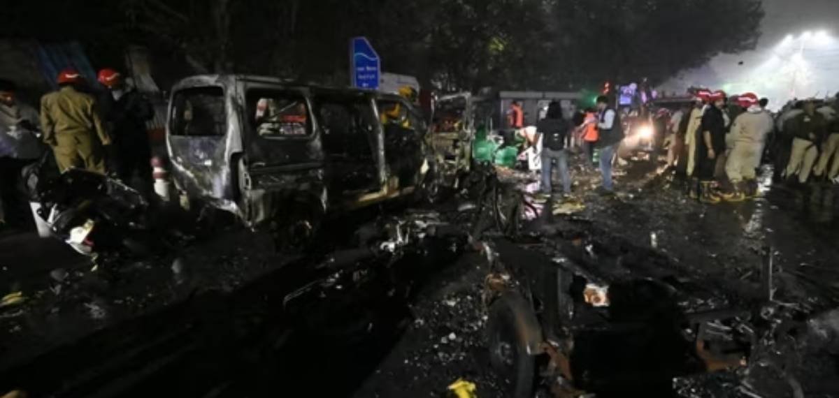 ചെങ്കോട്ട സ്‌ഫോടനം; റോഡിൽ ചിതറിയ കൈ കണ്ടെന്ന് ദൃക്‌സാക്ഷി, കിലോ മീറ്ററോളം ദൂരത്തേക്ക് സഫോടന ശബ്ദം