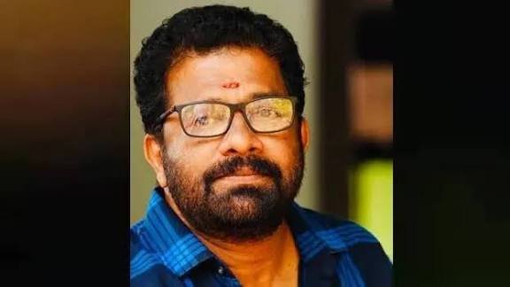 സംവിധായകൻ വി.എം.വിനുവിന് തദ്ദേശ തിരഞ്ഞെടുപ്പിൽ മത്സരിക്കാനാകില്ല