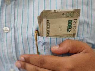 സ്വന്തം ഭൂമി വിറ്റ അച്ഛൻ മകനുമായി ജോയിന്റ് അക്കൗണ്ടിൽ 2.5 കോടി രൂപ ഇട്ടു; മകൻ നൈസ് ആയി 1.8 കോടി രൂപ വലിച്ചു