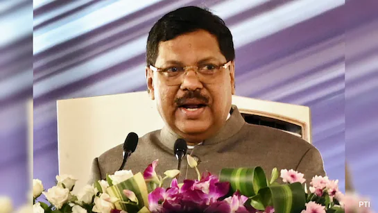 ‘പുഷ്പവൃഷ്ടി വേണ്ട, അത് മറ്റാർക്കെങ്കിലും കൊടുക്കൂ..’; യാത്രയയപ്പിൽ ജസ്റ്റിസ് ബി.ആർ ഗവായ്