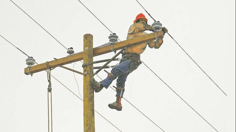 പത്താം ക്ലാസ് പാസായത് കുറ്റം! പിരിച്ചുവിട്ട ലൈൻമാനെ ഒടുവിൽ തിരിച്ചെടുത്തു