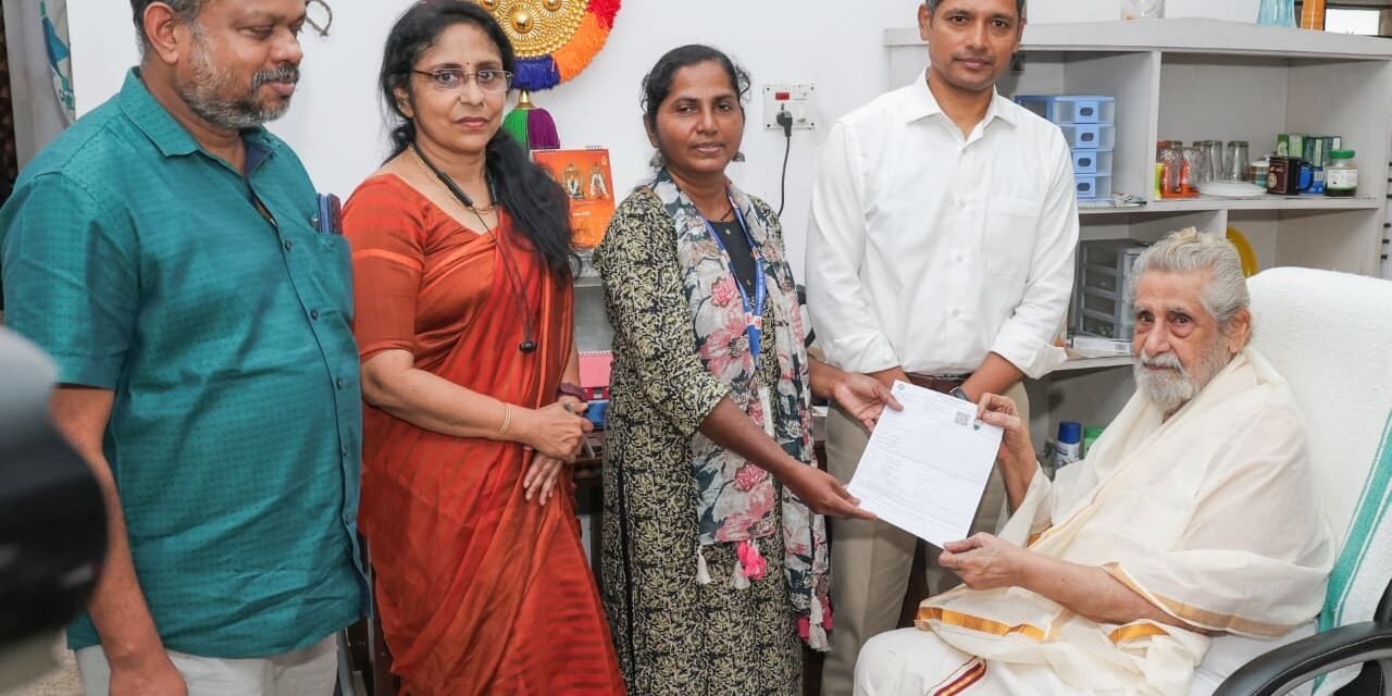 എസ് ഐ ആർ നടപ്പിലാക്കുന്നതിന്റെ ഭാഗമായി സംസ്ഥാനത്തു എന്യൂമെറേഷൻ ഫോം വിതരണം ആരംഭിച്ചു