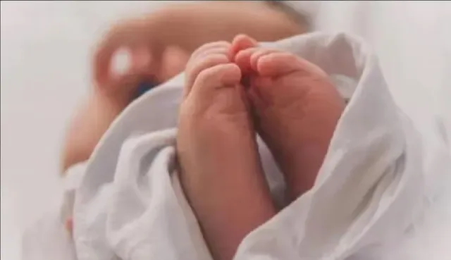 അ​ങ്ക​മാ​ലി​യി​ൽ ആ​റു​മാ​സം പ്രാ​യ​മു​ള്ള കു​ഞ്ഞ് ക​ഴു​ത്ത​റു​ത്ത് കൊ​ല്ല​പ്പെ​ട്ട നി​ല​യി​ൽ