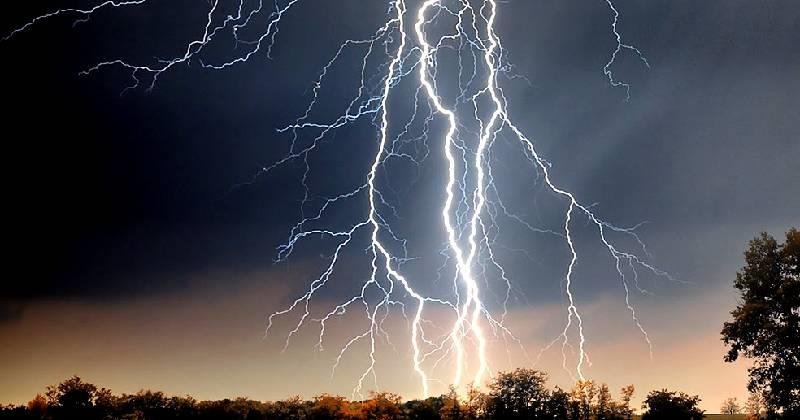 ചക്രവാതചുഴി: സംസ്ഥാനത്ത് ഇടിമിന്നലോട് കൂടിയ ശക്തമായ മഴ, 8 ജില്ലകളിൽ യെല്ലോ അലർട്ട്