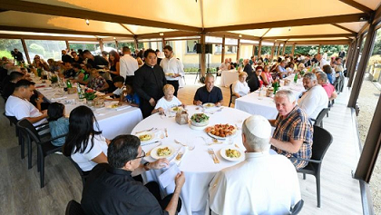 1,300 ലധികം ദരിദ്രരോടൊപ്പം ഉച്ചഭക്ഷണം കഴിച്ച് ലെയോ പതിനാലാമൻ പാപ്പ