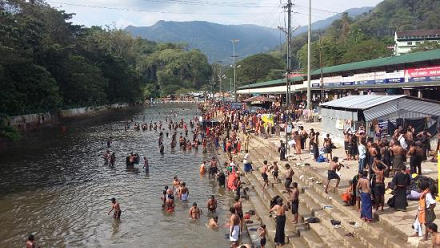 പമ്പയിൽ വസ്ത്രങ്ങൾ ഉപേക്ഷിക്കുന്നത് ആചാരമല്ല; ഭക്തരെ ബോധ്യപ്പെടുത്തണമെന്ന് ഹൈക്കോടതി