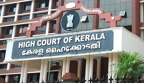 ഫി​സി​യോ​തെ​റാ​പ്പി​സ്റ്റു​ക​ൾ ഡോ​ക്ട​ർ എ​ന്ന് ഉ​പ​യോ​ഗി​ക്ക​രു​ത്: ഹൈ​ക്കോ​ട​തി