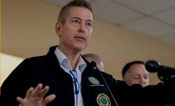 വിമാനയാത്രയിൽ മാന്യമായി വസ്ത്രം ധരിക്കണം പൈജാമയും സ്ലീപ്പറും വേണ്ട ജീൻസ് ധരിക്കുക: യുഎസ് ഗതാഗത സെക്രട്ടറി ഷോൺ ഡഫി