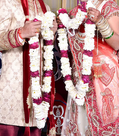 കല്യാണ വേദിയിൽ നാടകീയ രംഗങ്ങൾ: 500 രൂപയെ ചൊല്ലി തർക്കം, വരണമാല്യം വലിച്ചെറിഞ്ഞ് വരൻ; വിവാഹം ഉപേക്ഷിച്ച് വധു