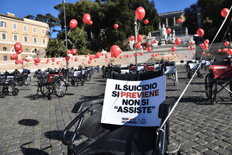 ഇറ്റലിയിൽ ഒഴിഞ്ഞ വീൽചെയറുകൾ നിരത്തി ദയാവധത്തിനെതിരെ വ്യത്യസ്ത പ്രചരണം