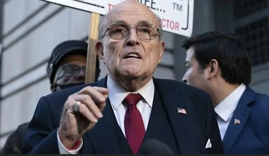 2020 ലെ തിരഞ്ഞെടുപ്പ് അട്ടിമറിക്കാൻ ഗൂഢാലോചന നടത്തിയെന്ന് ആരോപിക്കപ്പെട്ട ഗ്യുലിയാനിയെയും മറ്റുള്ളവരെയും ട്രംപ് മാപ്പ് നൽകി