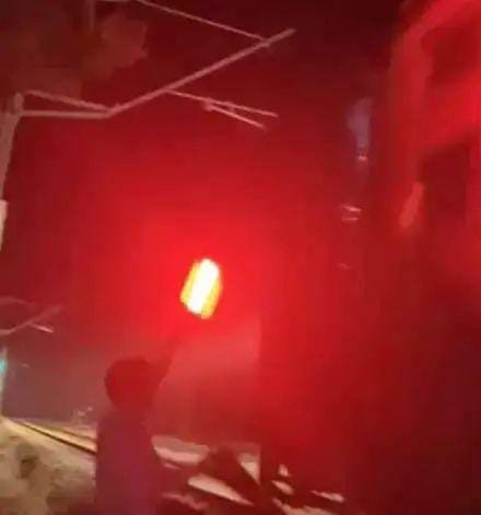 റീല്‍സ് ചിത്രീകരിക്കാൻ റെഡ് ലൈറ്റ് അടിച്ച്‌ ട്രെയിൻ നിർത്തിച്ചു; പ്ലസ് ടു വിദ്യാർഥികള്‍ക്കെതിരെ കേസെടുത്തു