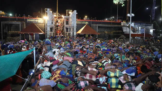 മ​ണ്ഡ​ല​പൂ​ജ: ശ​ബ​രി​മ​ല​യി​ല്‍ ദ​ര്‍​ശ​ന നി​യ​ന്ത്ര​ണം