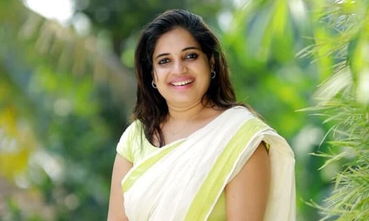 കോഴികൾക്ക് തീറ്റ കൊടുത്തശേഷം വിശുദ്ധ ചമയുന്നത് യഥാർഥ ഇരകളോടുള്ള നീതികേട് -മഹിള കോണ്‍ഗ്രസ് സംസ്ഥാന സെക്രട്ടറി