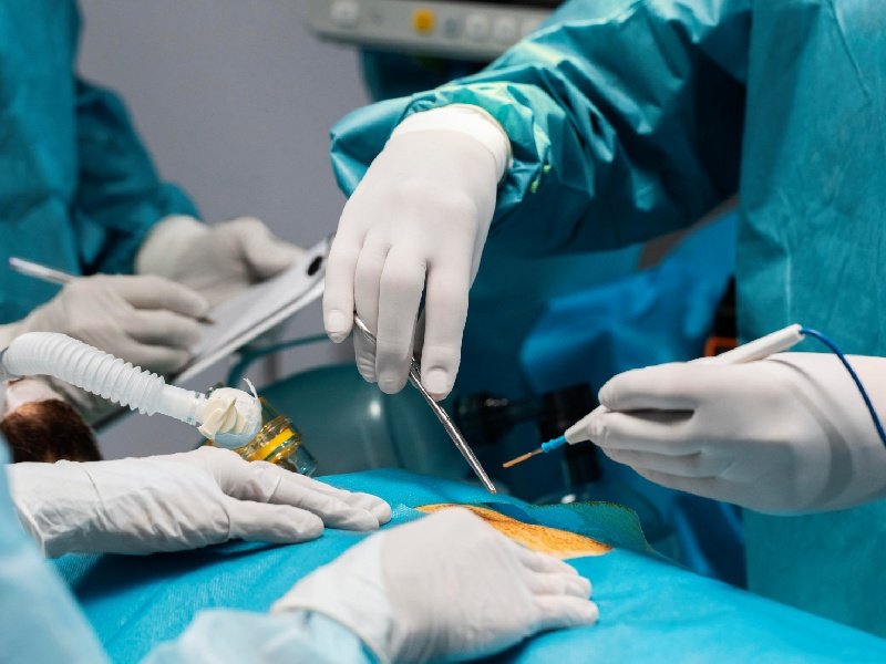 അമ്പത്തിനാലുകാരിയുടെ വയറ്റില്‍ 20 കിലോ ഭാരമുള്ള ട്യൂമര്‍; ആറ് മണിക്കൂര്‍ നീണ്ട ശസ്ത്രക്രിയ