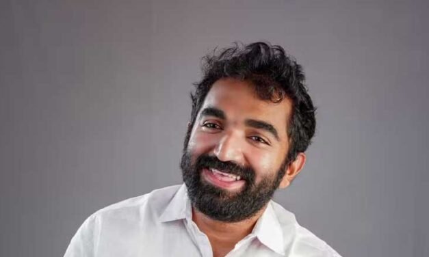 പോ​റ്റി​യെ കേ​റ്റി​യെ; ഐ​എ​ഫ്എ​ഫ്‌​കെ വേ​ദി​യി​ല്‍ പാ​ര​ഡി പാ​ടി പ്ര​തി​ഷേ​ധി​ച്ച് ചാ​ണ്ടി ഉ​മ്മ​ന്‍