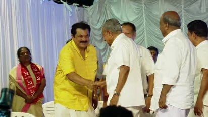 രാഹുൽ വിഷയം പരാമർശിക്കാതെ മുഖ്യമന്ത്രി, പ്രസംഗം സർക്കാർ നേട്ടങ്ങളിൽ ഒതുക്കി; പിരിഞ്ഞത് മുകേഷിന് കൈ നൽകി