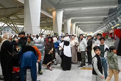 സർവീസുകൾ കൂട്ടത്തോടെ വെട്ടി, വിമാനത്താവളങ്ങളിൽ കുടുങ്ങി ആയിരങ്ങൾ; ഇൻ്റിഗോയെ വിമർശിച്ച് കേന്ദ്രമന്ത്രി; കേന്ദ്രത്തെ പഴിച്ച് രാഹുൽ ഗാന്ധി