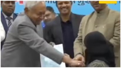 നിയമന ഉത്തരവ് കൈമാറുന്നതിനിടെ വനിത ഡോക്ടറുടെ ഹിജാബ് വലിച്ചു മാറ്റി നിതിഷ് കുമാർ; കടുത്ത വിമർശനവുമായി കോൺഗ്രസും ആർജെഡിയും