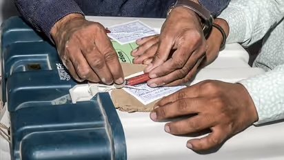 വോട്ടര്‍മാര്‍ 6.41 കോടിയിൽ നിന്ന് 5.43 കോടിയായി!, തമിഴ്‌നാട് വോട്ടർ പട്ടികയിൽ വൻ ശുദ്ധീകരണം, 97 ലക്ഷം പേരുകൾ നീക്കം ചെയ്തു