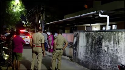 കൊച്ചിയിൽ ദുരൂഹ സാഹചര്യത്തിൽ റിട്ട. അധ്യാപിക മരിച്ച നിലയിൽ, മൃതദേഹത്തിൽ നിറയെ മുറിവുകള്‍, പൊലീസ് അന്വേഷണം