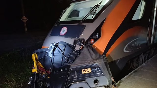 വന്ദേ ഭാരത് ട്രെയിന് മുന്നിൽ ഓട്ടോറിക്ഷ ഓടിച്ചു കയറ്റി; ഓട്ടോറിക്ഷ ഭാഗികമായി തകർന്നു, ഡ്രൈവർ അത്ഭുതകരമായ രക്ഷപ്പെട്ടു