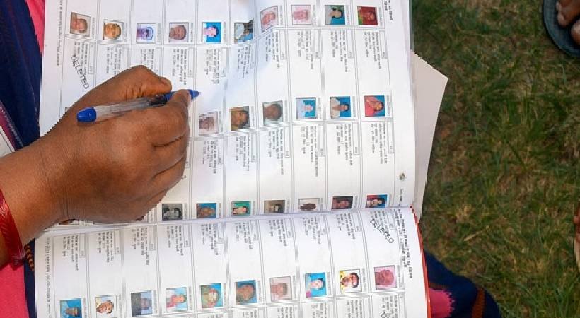 വടക്കഞ്ചേരി പഞ്ചായത്ത് കോൺഗ്രസ് അംഗം ഉമ്മൻ ചാണ്ടിയുടെ പേരിൽ സത്യപ്രതിജ്ഞ ചെയ്തതിൽ വിശദീകരണം തേടി ഹൈക്കോടതി