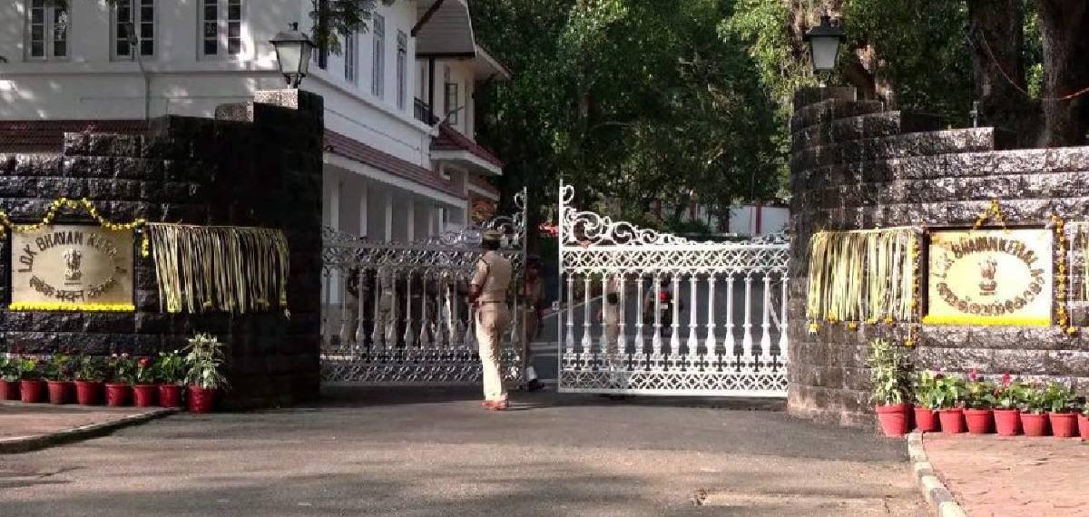 ക്രിസ്മസിന് ലോക്ഭവന് അവധിയില്ല; എല്ലാ ജീവനക്കാരും ഹാജരാകണമെന്ന് കൺട്രോളറുടെ സർക്കുലർ