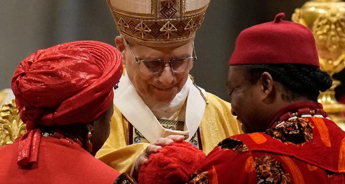 തിരുപ്പിറവിയുടെ ഓർമ്മയിൽ ക്രിസ്മസിനെ വരവേറ്റ് ലോകം; അപരിചിതരോടും ദരിദ്രരോടും ദയ കാണിക്കാൻ ആഹ്വാനം ചെയ്ത് മാർപാപ്പ