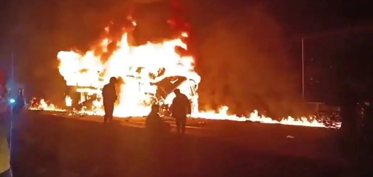 കർണാടകയിലെ ചിത്രദുർഗയിൽ ലോറിയുമായി കൂട്ടിയിടിച്ച് സ്വകാര്യ ബസിന് തീപിടിച്ചു; പത്ത് പേർ പൊള്ളലേറ്റ് മരിച്ചു