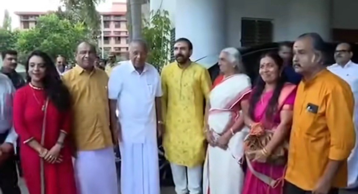 മുഖ്യമന്ത്രി പിണറായി വിജയനൊപ്പം ഉണ്ണിക്കൃഷ്ണന്‍ പോറ്റിയും, ആംബുലൻസ് കൈമാറ്റ ചടങ്ങിന്റെ ദൃശ്യങ്ങൾ പുറത്ത്