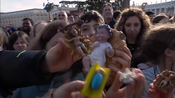 കുട്ടികൾ കൊണ്ടുവന്ന ഉണ്ണീശോയുടെ 1,500 ചിത്രങ്ങൾ ആശീർവദിച്ച് ലെയോ പാപ്പ