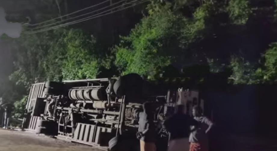 വിനോദയാത്ര പോയ സ്കൂ‌ൾ വിദ്യാർഥികൾ സഞ്ചരിച്ച ബസ് മറിഞ്ഞ് അപകടം