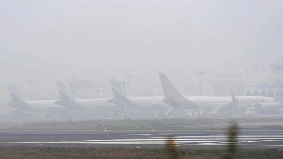 ഡൽഹിയിൽ കനത്ത മൂടൽ മഞ്ഞ്; 118 വിമാനങ്ങളും നൂറോളം ട്രെയിനുകളും റദ്ദാക്കി