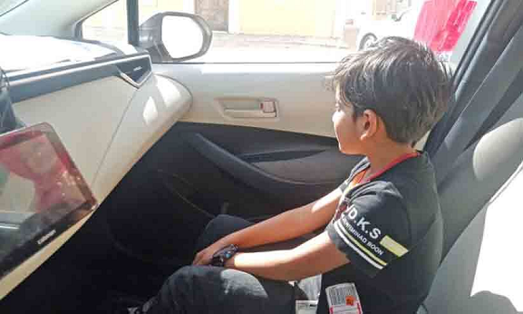 വാഹനത്തിന്റെ മുൻസീറ്റിൽ കുട്ടികളെ ഇരുത്തിയാൽ 400 ദിർഹം പിഴ; പൊലീസിന്റെ മുന്നറിയിപ്പ്