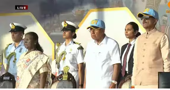 നാവികസേന ദിനാഘോഷത്തിൽ പങ്കെടുക്കാൻ രാഷ്ട്രപതി ദ്രൗപദി മുർമു തിരുവനന്തപുരത്ത്; ഐഎൻഎസ് കൊൽക്കത്ത ഗൺ സല്യൂട്ട് നൽകി