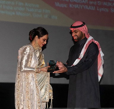 റെഡ് സീ ഇന്റർനാഷനൽ ഫിലിം ഫെസ്റ്റിവലിൽ ആദരവ് ഏറ്റുവാങ്ങി ബോളിവുഡ് നടി രേഖ