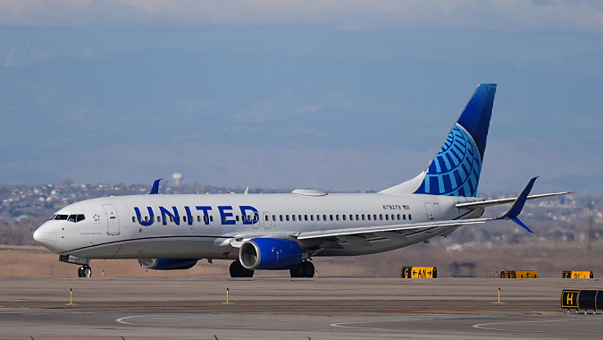 ടേക്ക് ഓഫിന് പിന്നാലെ എൻജിൻ തകർന്നു;  യുണൈറ്റഡ് എയർലൈൻസ് വിമാനത്തിന് അടിയന്തര ലാൻഡിംഗ്