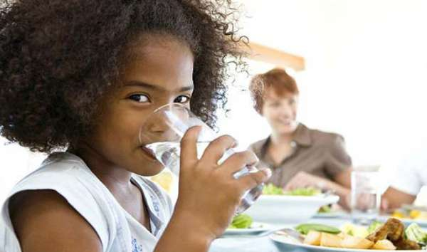 വെള്ളം കുടിക്കാൻ കൃത്യമായ സമയമുണ്ട്; ആഹാരത്തിന് മുൻപും പിൻപും വെള്ളം കുടിക്കുമ്പോൾ ശരീരത്തിൽ സംഭവിക്കുന്നത്!