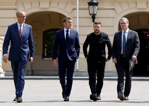 സമാധാന ഉടമ്പടി: യുഎസ് നീക്കങ്ങൾക്കിടെ സെലെൻസ്‌കി ലണ്ടനിൽ, ബ്രിട്ടീഷ്, ഫ്രഞ്ച്, ജർമൻ നേതാക്കളുമായി കൂടിക്കാഴ്ച