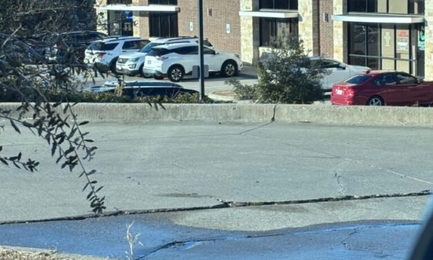 ഇർവിംഗിലുള്ള ജ്വല്ലറി സ്റ്റോറുകളിലെ റെയ്ഡുകൾ മുതിർന്ന പൗരന്മാരെ ലക്ഷ്യമിട്ടുള്ള 55 മില്യൺ ഡോളറിന്റെ സ്വർണ്ണ തട്ടിപ്പുമായി ബന്ധമുണ്ടെന്ന് ഉദ്യോഗസ്ഥർ.