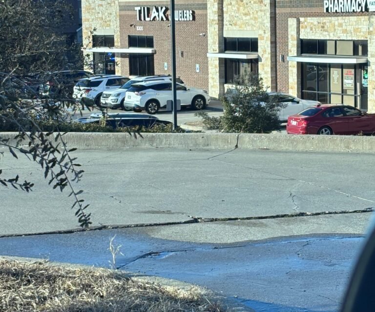 ഇർവിംഗിലുള്ള ജ്വല്ലറി സ്റ്റോറുകളിലെ റെയ്ഡുകൾ മുതിർന്ന പൗരന്മാരെ ലക്ഷ്യമിട്ടുള്ള 55 മില്യൺ ഡോളറിന്റെ സ്വർണ്ണ തട്ടിപ്പുമായി ബന്ധമുണ്ടെന്ന് ഉദ്യോഗസ്ഥർ.