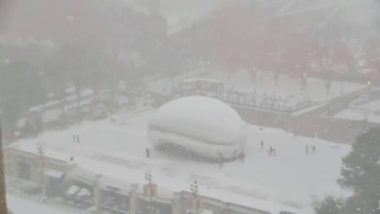 ചിക്കാഗോയിൽ കനത്ത മഞ്ഞുവീഴ്ച; വിമാനങ്ങൾ വൈകുന്നു, ജനജീവിതം ദുസ്സഹം.ഒഹെയർ അന്താരാഷ്ട്ര വിമാനത്താവളത്തിൽ വിമാനങ്ങൾ ഇറങ്ങുന്നത് താൽക്കാലികമായി നിർത്തിവെച്ചു.