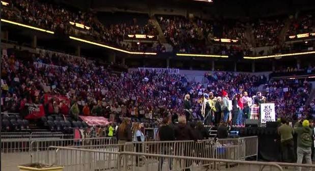 മിനിയാപൊളിസിൽ പൊതുപണിമുടക്കിന് സമാനമായ സാഹചര്യം:ഐസ് നടപടികൾക്കെതിരെ ആയിരങ്ങൾ തെരുവിൽ